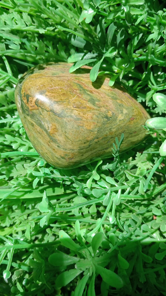 Piedra Idocrasa Vesuvianita: La Piedra de la Transformación